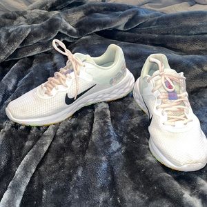 9.5 Women’s Nike shoes